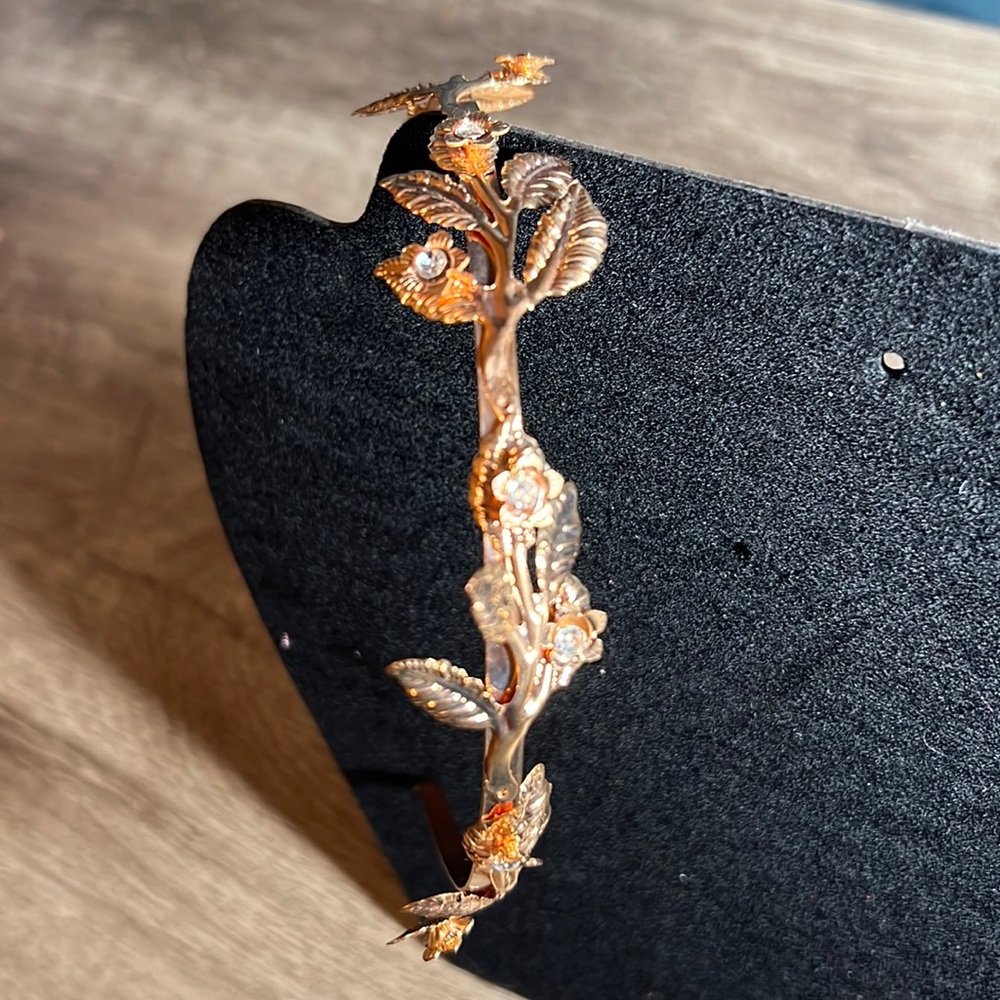Beautifully detailed leaf headband with rhinestones.